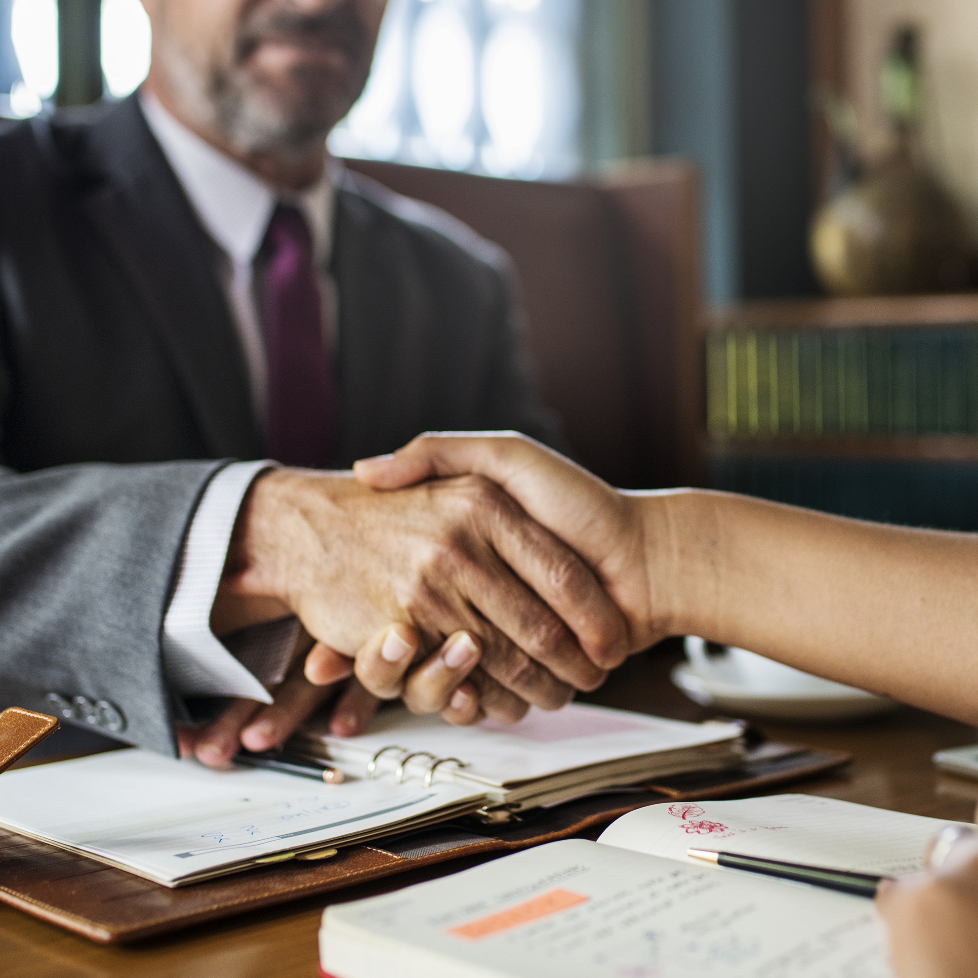 qs dos personas estrechándose la mano